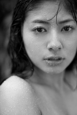男生和女生在一起玩儿小游戏