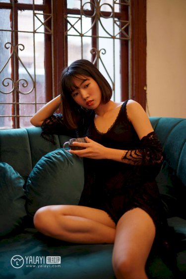 《厨房抬起月月的腿月月是小名》